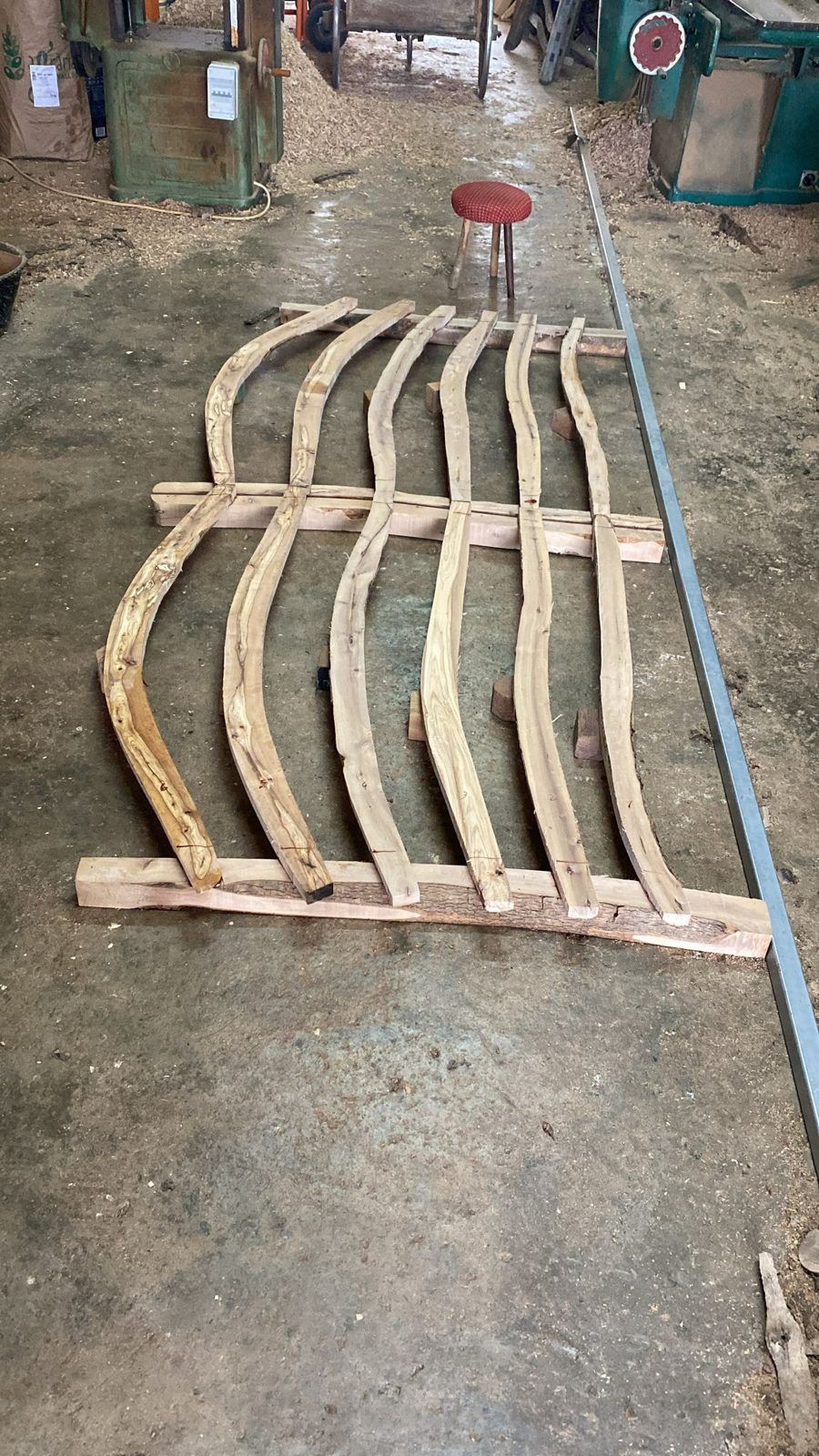 Piezas curvas de una barrera menorquina antes del montaje