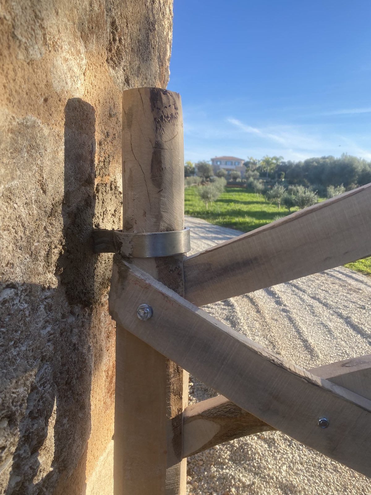 Detalle del montante y herraje de una barrera de acebuche